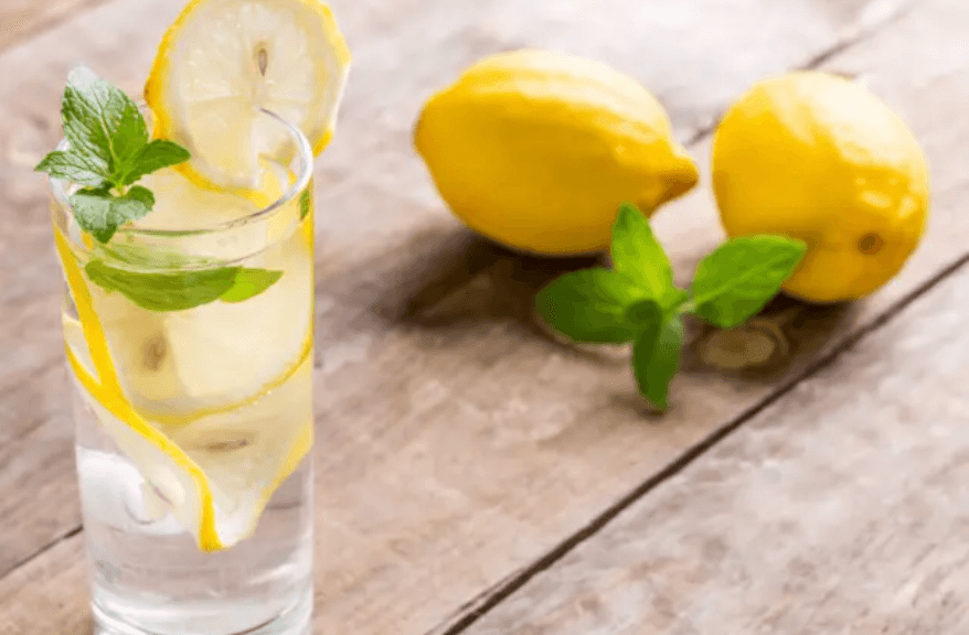 Verre d'eau citronnée à la menthe
